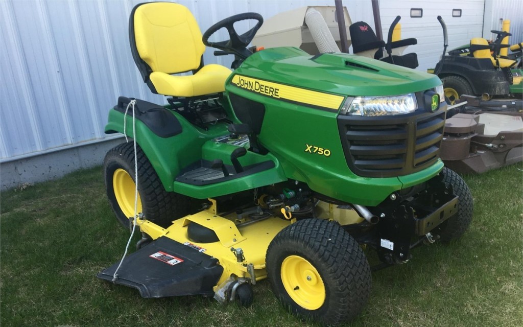 John Deere X750 Lawn Tractor Review