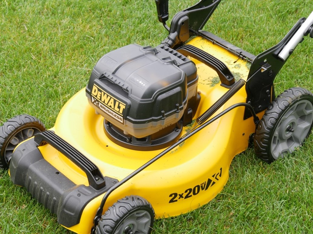 DeWalt DCMW220P2 Lawn Mower Review