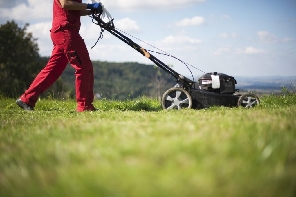 How to Keep Grass from Sticking Under the Mower Deck