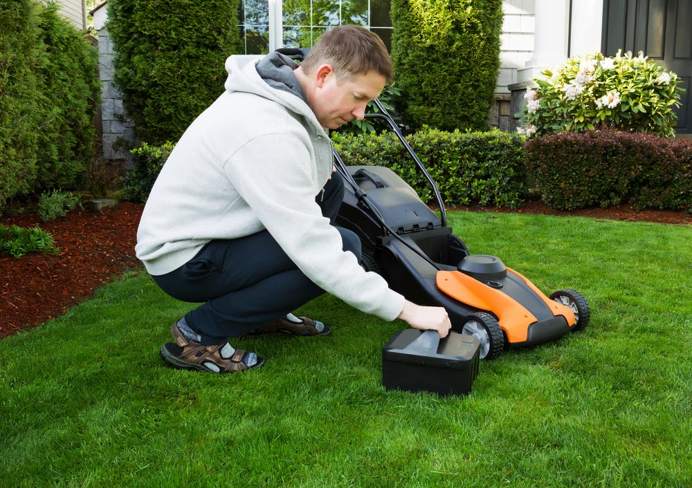 Cleaning the electric or battery-powered lawnmower