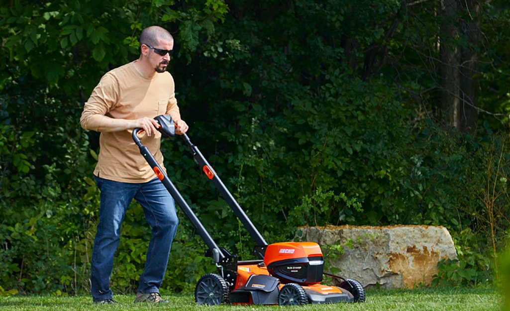 What is a Self-Propelled Mower and How Does it Work?